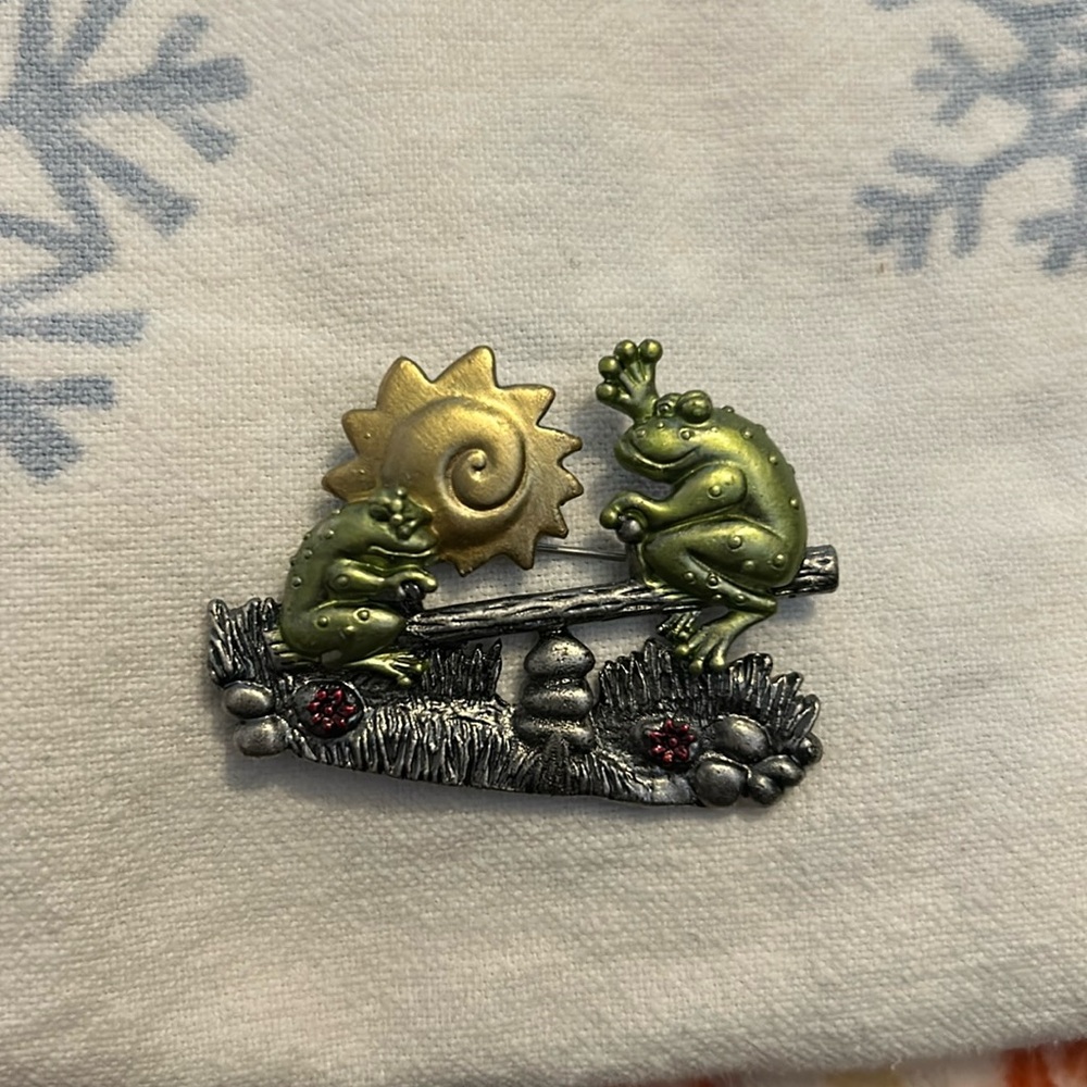 Vintage frog pin brooch. Stamped DD.